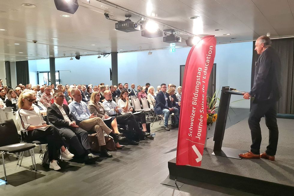 Blick in den gut gefüllten Saal, in dem der Schweizer Bildungstag stattfindet. Am Rednerpult EDK-Präsident Christophe Darbellay.