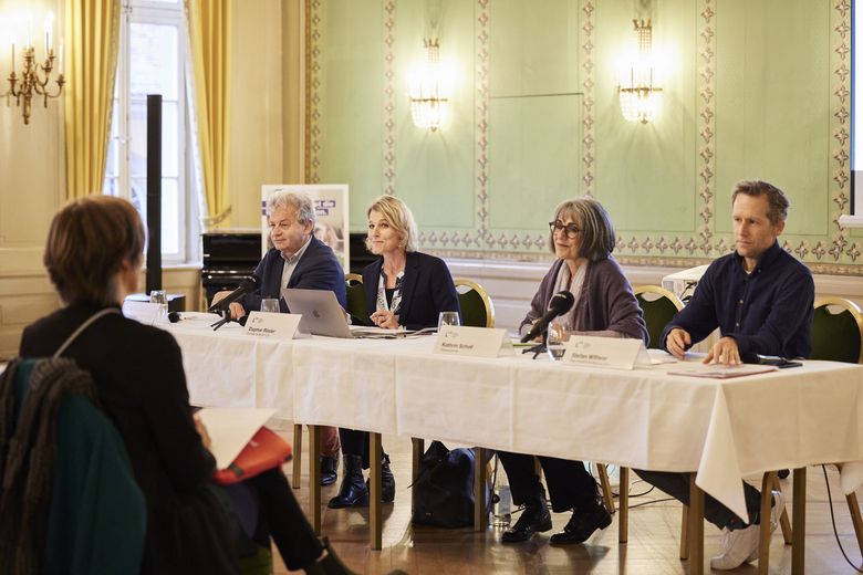 Jöri Schwärzel (Leiter Geschäftsstelle LEGR), Dagmar Rösler (Zentralpräsidentin LCH), Kathrin Scholl (Präsidentin alv) und Stefan Wittwer (Geschäftsführer Bildung Bern) präsentieren den Aktionsplan vor den Medien. Foto: Marion Bernet